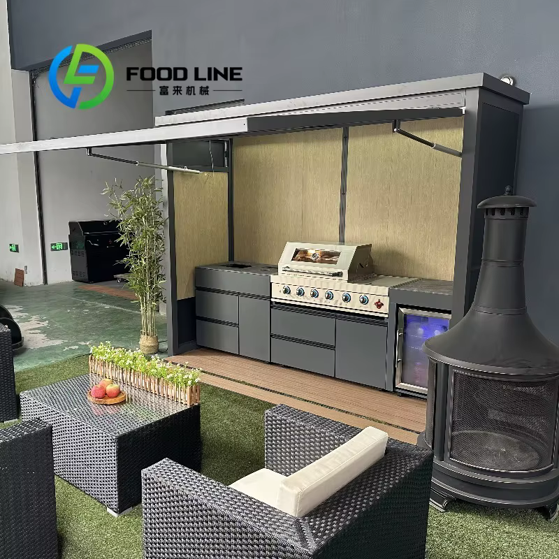 Cuisine extérieure pour barbecue avec évier et réfrigérateur, intégrant cuisine et abri, pour une vie de plein air ultime.