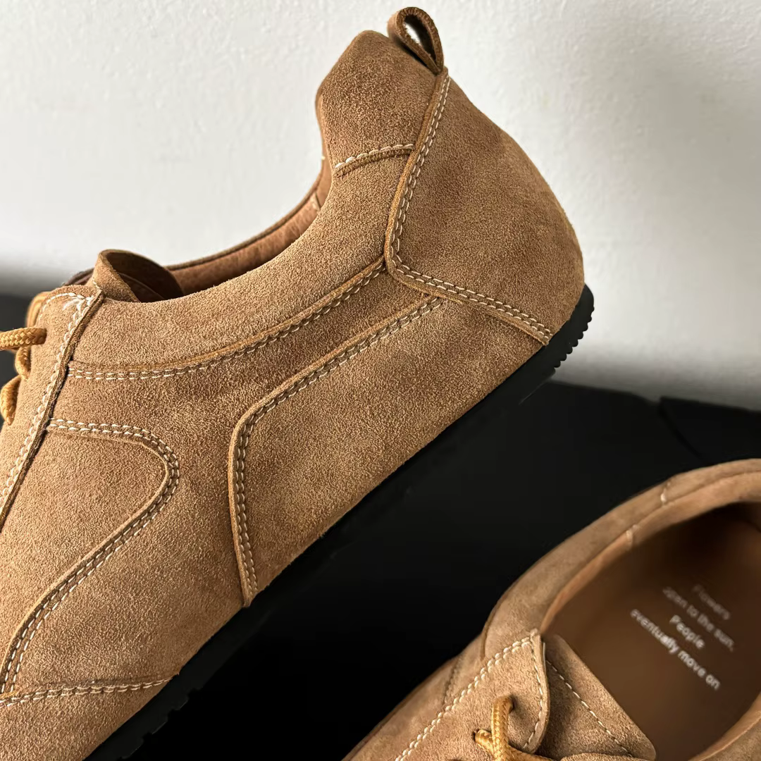 Baskets plates à lacets en cuir suédé naturel pour femmes