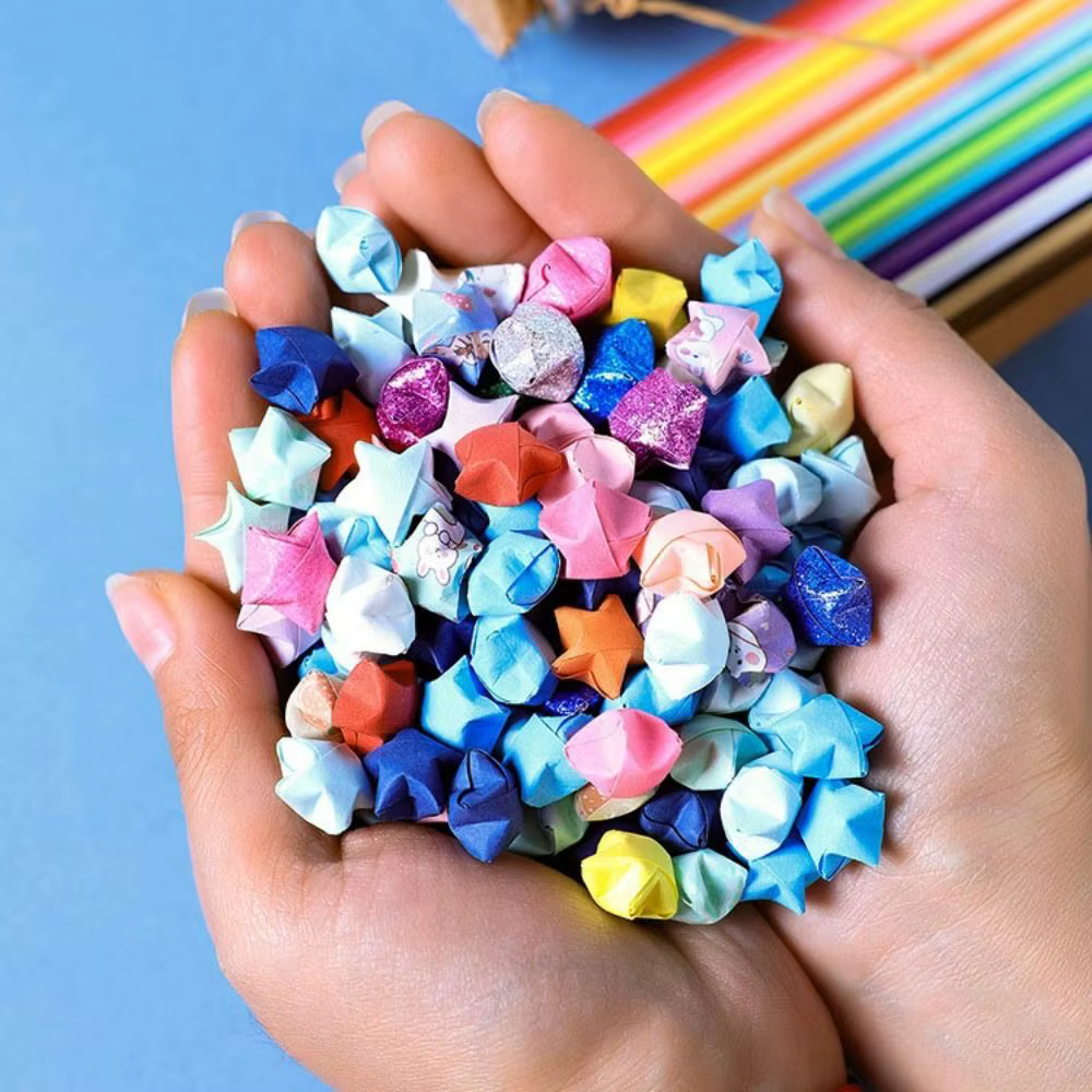 Bouteille en verre, étoiles en origami scintillantes, bandes de papier, étoile en papier, étoile porte-bonheur brillante, bandes de pliage de papier, arts manuels, couleur dégradée