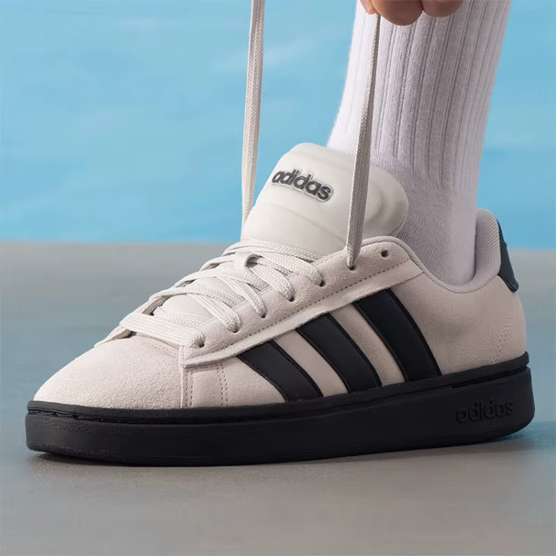 Adidas Chaussures de skate en daim beige clair avec semelle noire