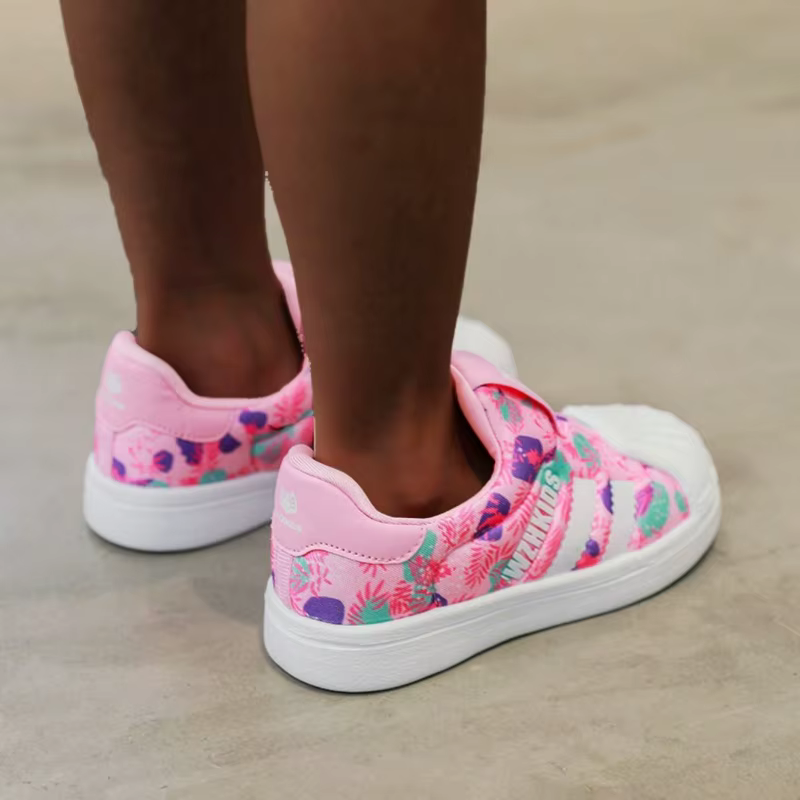 Une paire de chaussures de sport quatre saisons pour enfants