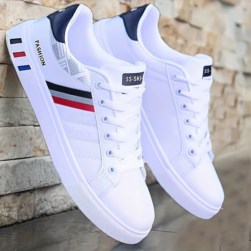 Une paire de baskets blanches