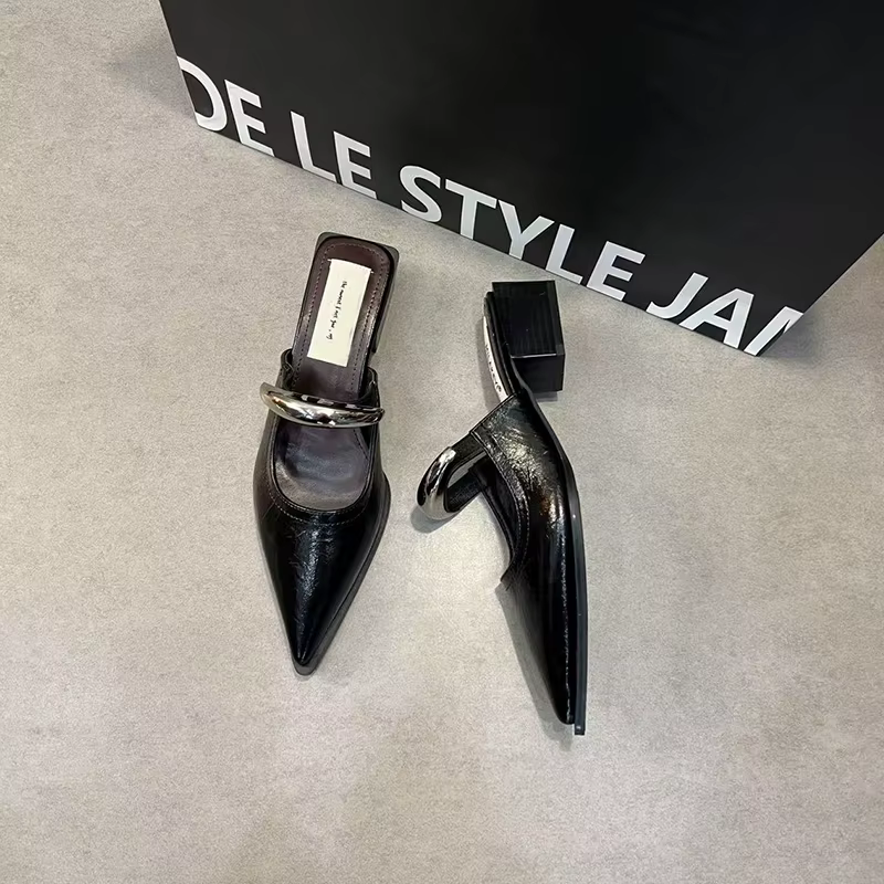 Mules d'été à bout couvert pour femmes, pantoufles à la mode, décoration en métal, chaussures coulissantes à talons épais, confortables, Style de rue