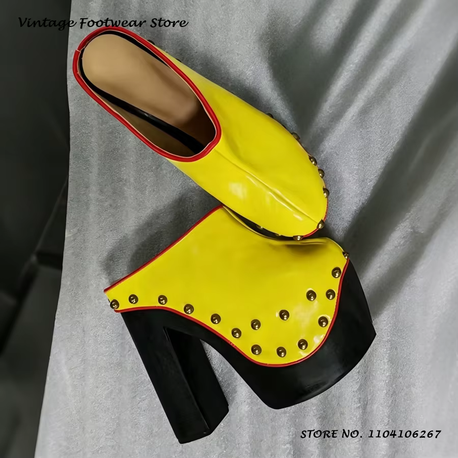 Mules à plateforme en cuir clouté vertes à bout rond et talon épais