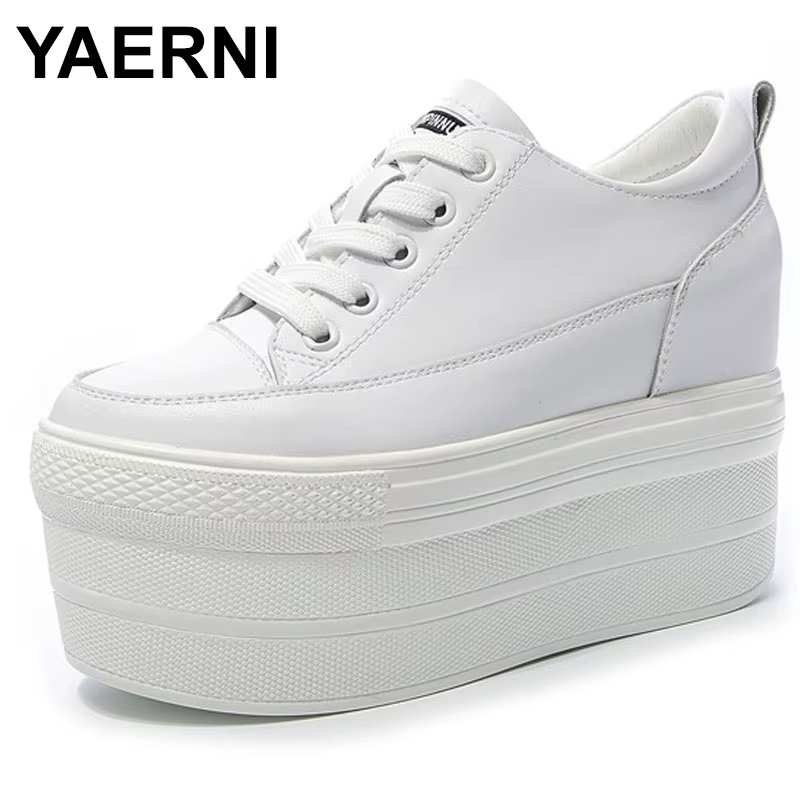 Baskets de luxe blanches de styliste sur plateforme