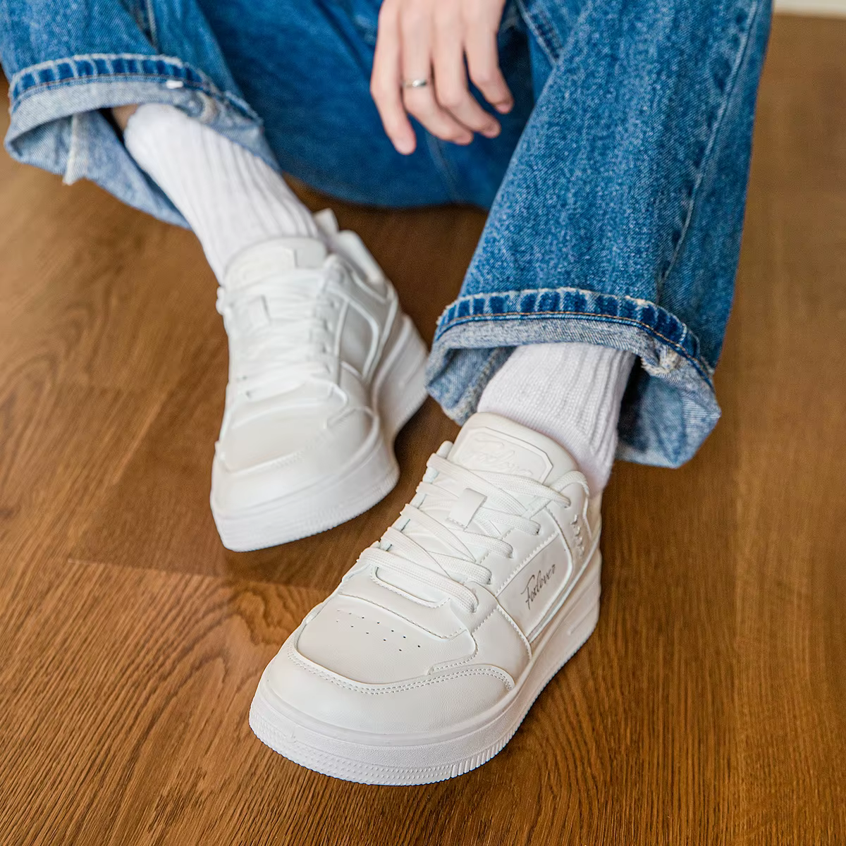 Chaussures blanches à semelle épaisse pour femmes de la marque FOXER