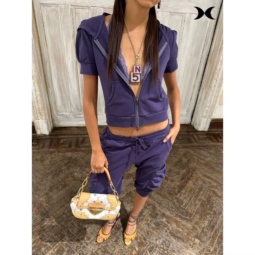 Ensemble de survêtement style streetwear américain pour femme : veste à capuche zippée à manches courtes et pantalon à sept poignées, couleur unie, style sport tendance.