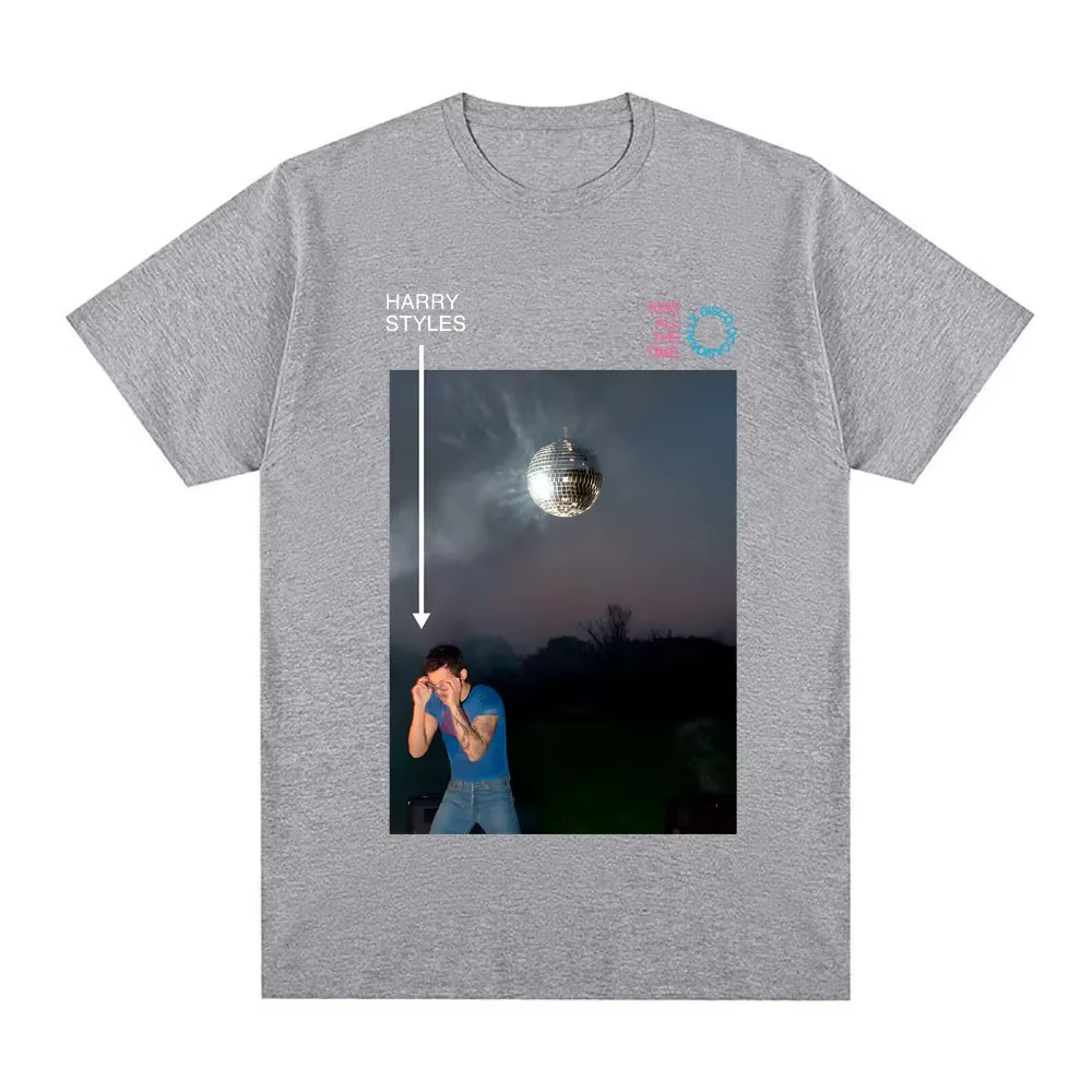 T-shirt Harry Styles « Kiss All The Time » avec boule disco - Photo de concert, Merch tendance pour les t-shirts et hauts Harry Styles pour femmes et hommes