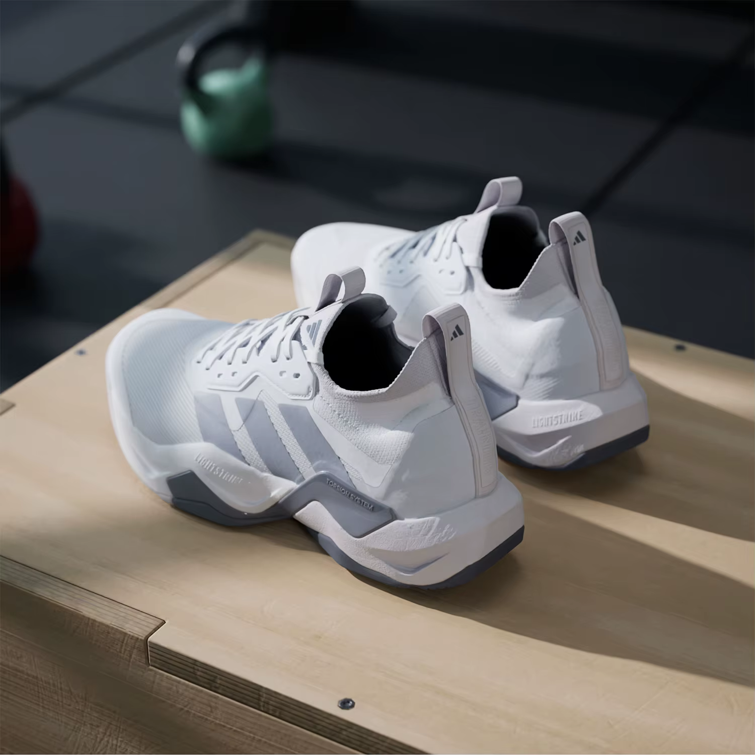 Adidas véritable nouvelles chaussures d'entraînement réactives basses antidérapantes pour hommes JI4196