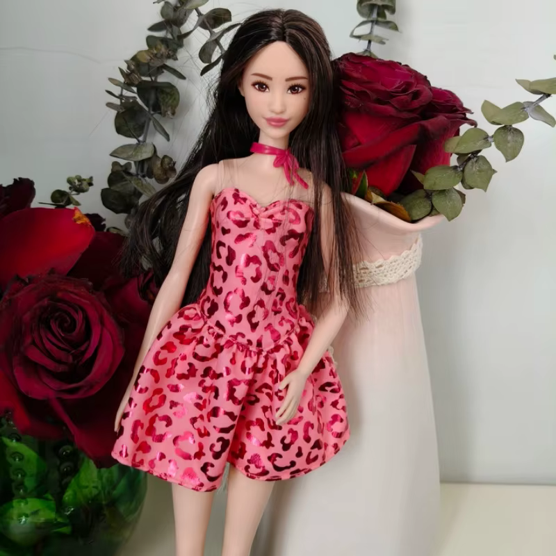 Poupée Barbie Fashionistas Série Classique Cheveux blonds Vêtements roses avec chemise à imprimé cachemire Pinces à cheveux Ornement breloque Cadeau