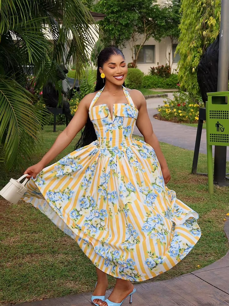Robe de soirée longue plissée chic à col halter style corset pour femme, motif floral élégant, dos nu, pour occasions formelles