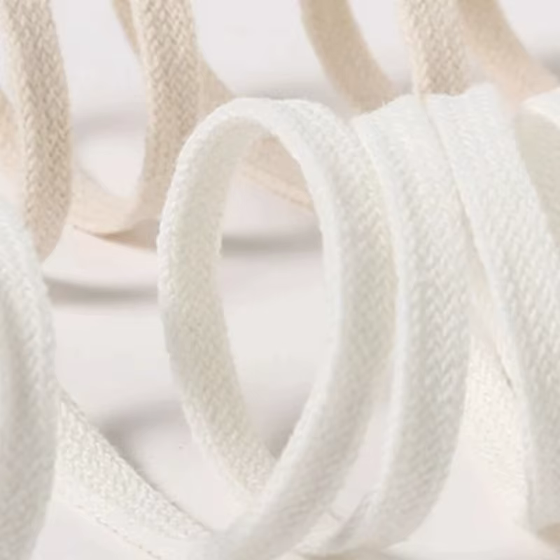 1 paire de lacets de chaussures noirs et blancs