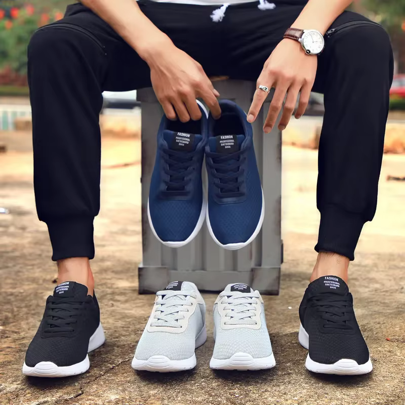 2025 Les chaussures de marche noires pour hommes sont légères