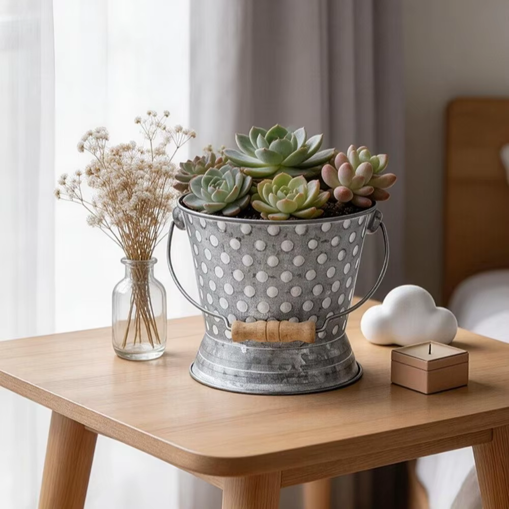 Jardinière en fer forgé de style rustique créatif, avec poignée en bois vintage, vase de ferme, texture martelée, pour bureau et patio