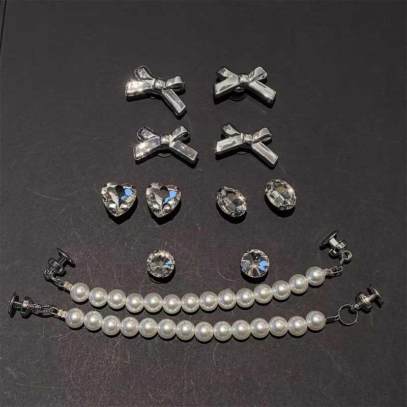 Décorations de chaussures en chaîne de perles et nœuds papillon mignons