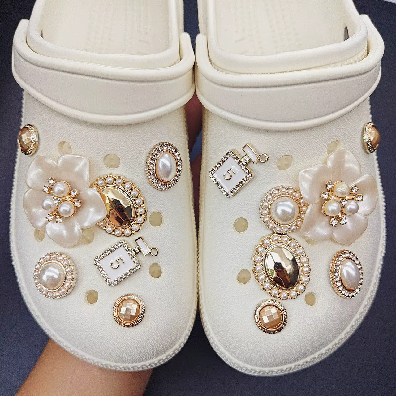 Breloques de chaussures dorées chics pour Crocs