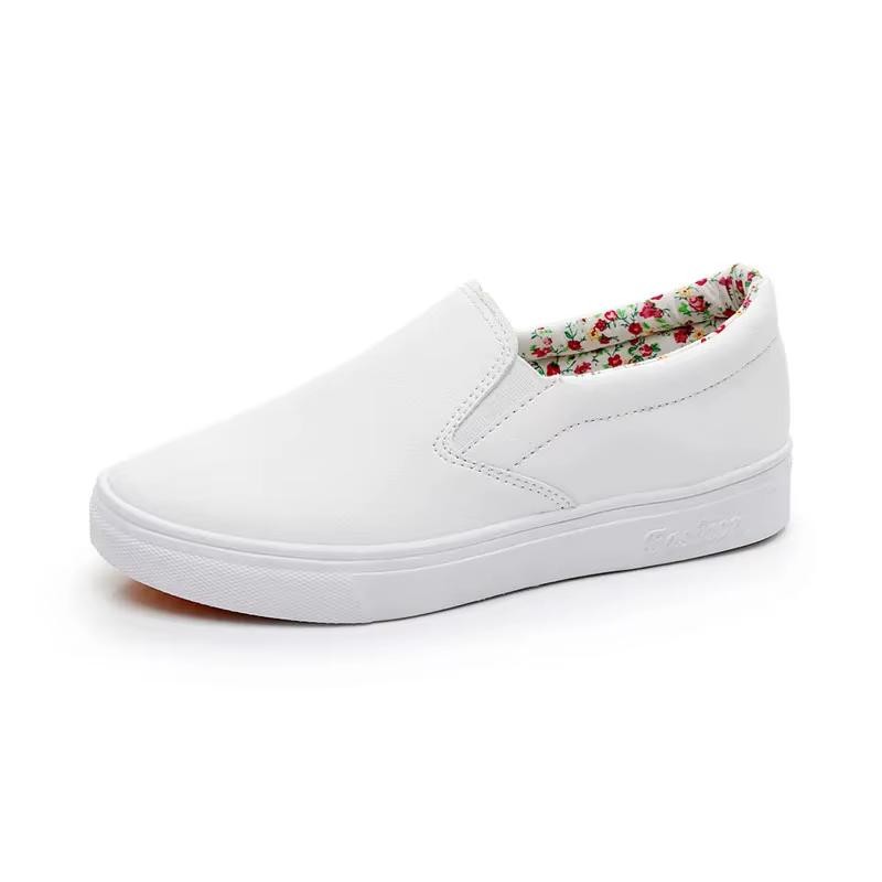Chaussures plates à enfiler en cuir verni blanc pour femme
