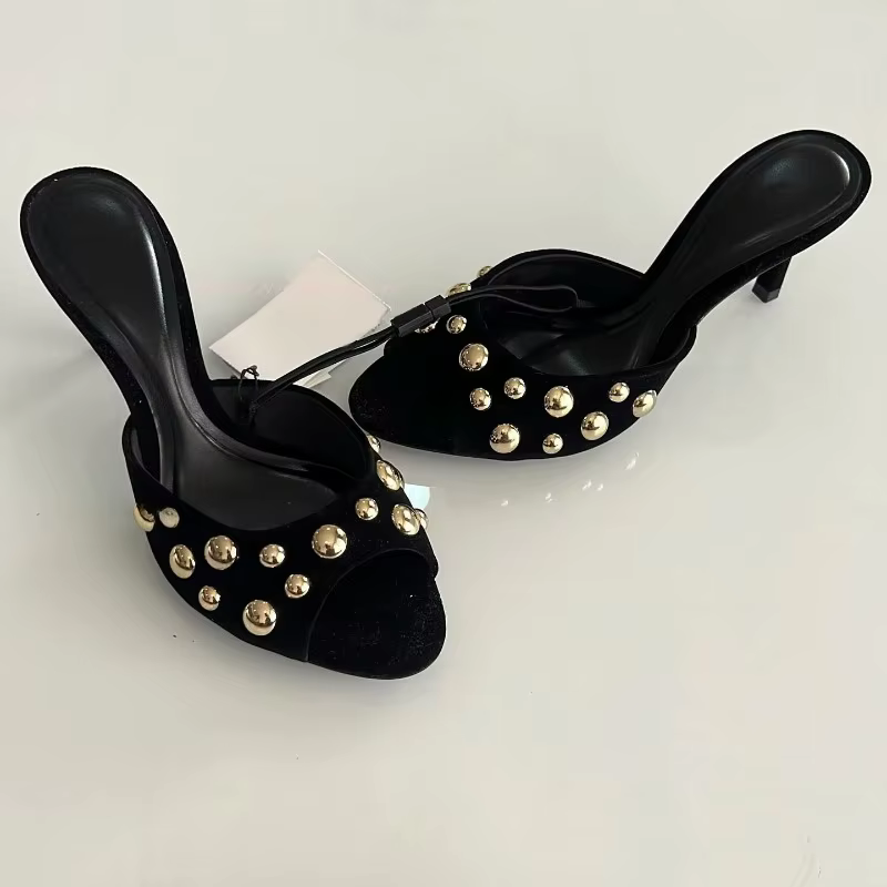 Mules cloutées à bout ouvert