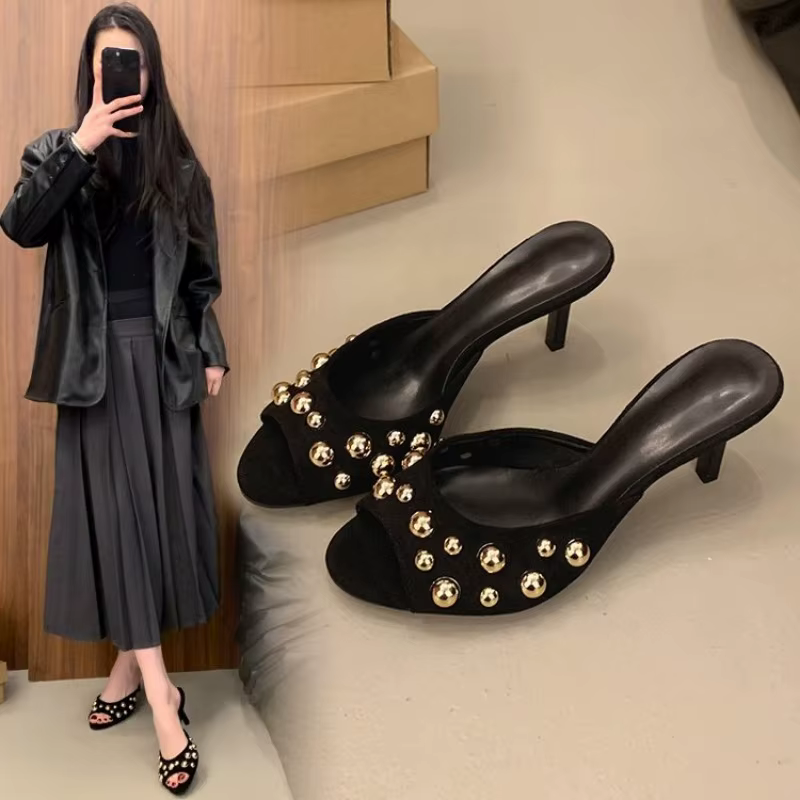 Mules cloutées à bout ouvert