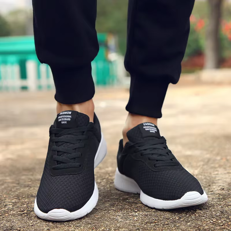 2025 Les chaussures de marche noires pour hommes sont légères