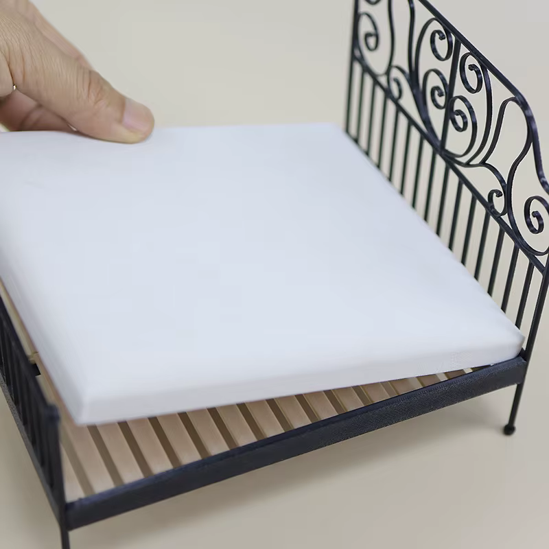 Lit double de simulation 1/12 pour maison de poupée, style européen, avec matelas, oreiller et couette, en fer forgé, pour décoration de chambre et maison de poupée