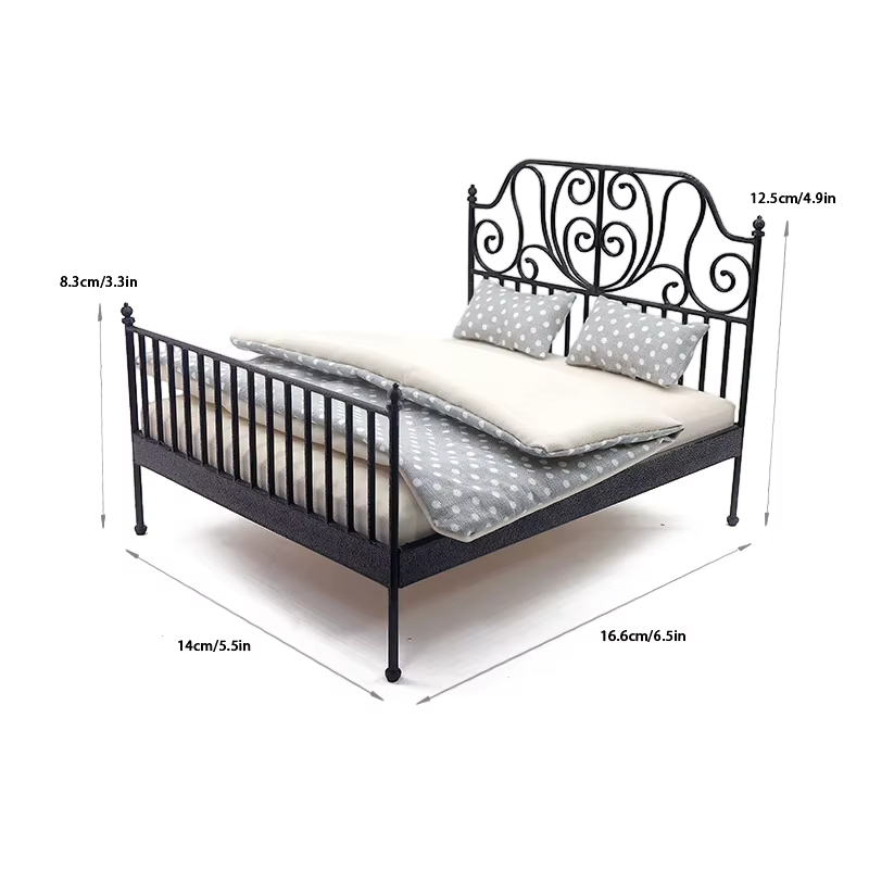 Lit double de simulation 1/12 pour maison de poupée, style européen, avec matelas, oreiller et couette, en fer forgé, pour décoration de chambre et maison de poupée