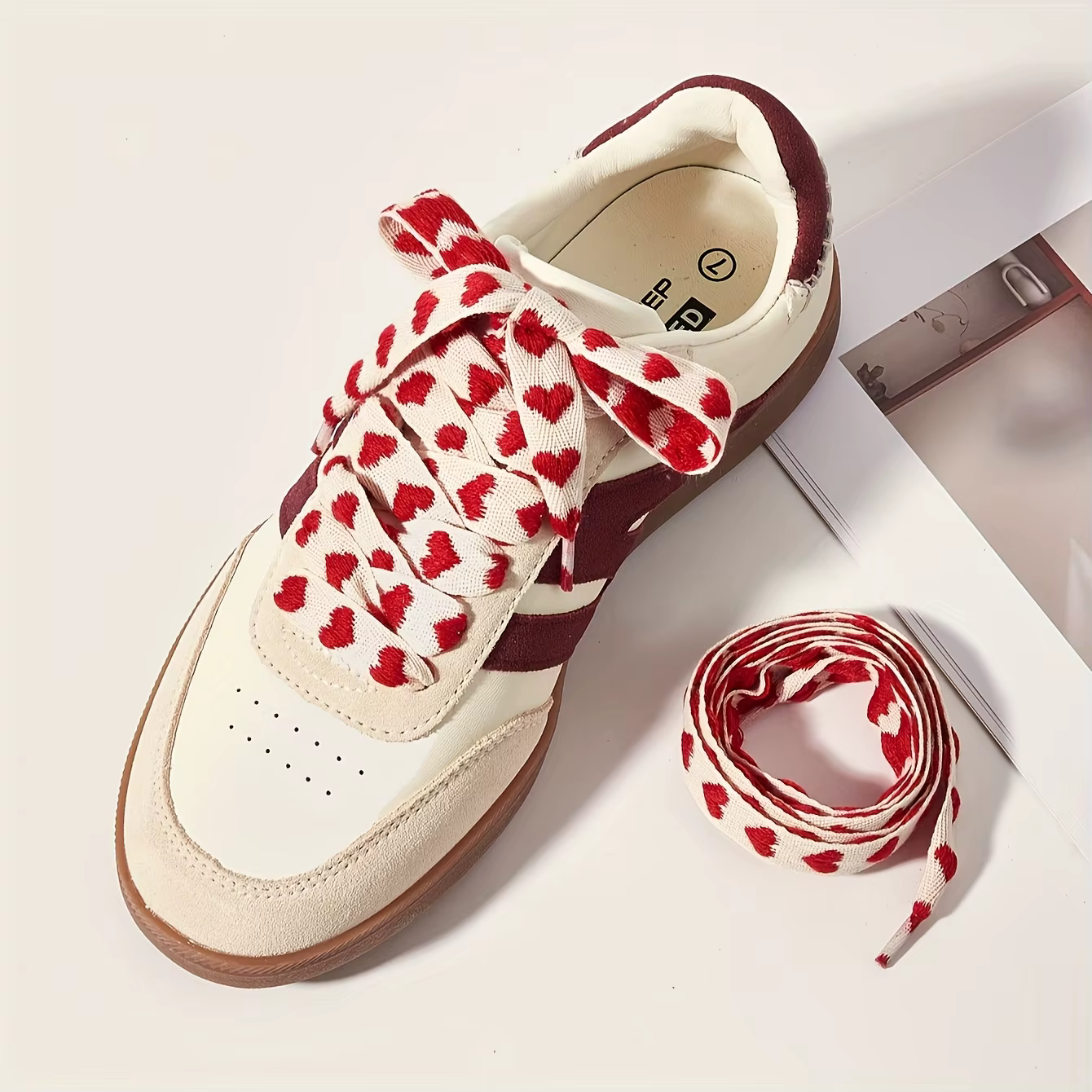 Paire de lacets lumineux plats en forme de cœur rouge à la mode