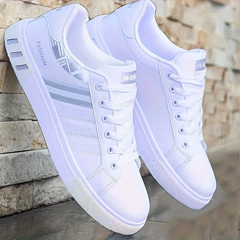 Une paire de baskets blanches