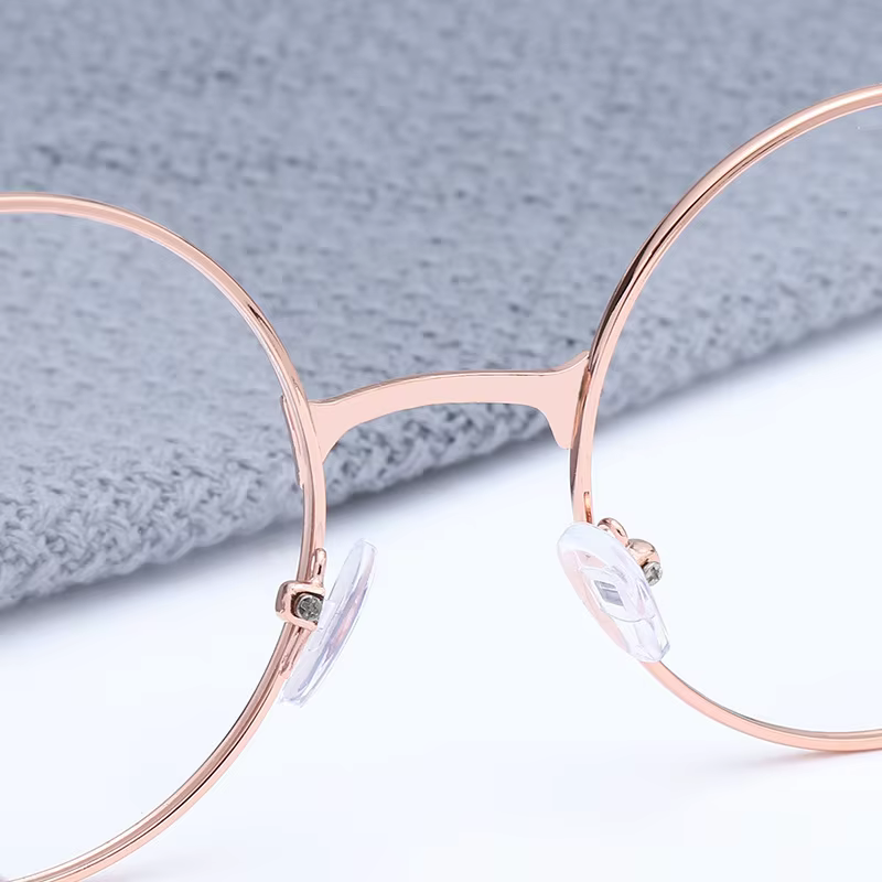 Lunettes rondes à la mode, accessoires Anime, lunettes rondes à lumière bleue, plates en métal pour hommes et femmes, lunettes d'art rétro, accessoire de vêtements, cadeau