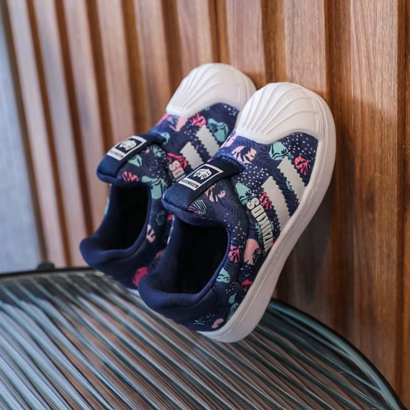 Une paire de chaussures de sport quatre saisons pour enfants