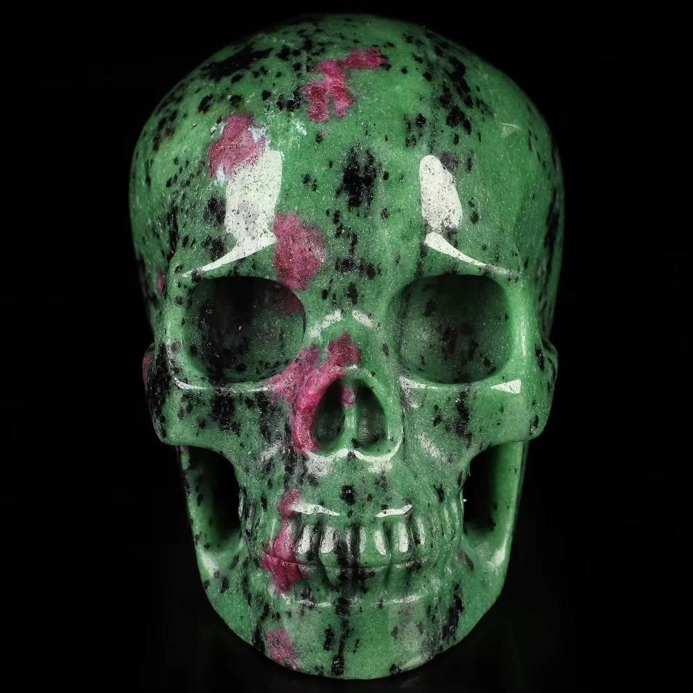 Une sculpture de crâne en épidote verte naturelle et en zoisite, une autre en zoisite rouge, toutes deux de style bohème.