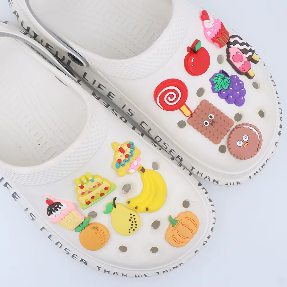 1 Set Crocs Jibbitz Accessoires de Chaussures Breloques Mignonnes Gâteau Crème Glacée Biscuit Sucette Fruits Décorations Ornements Cadeau de Fête