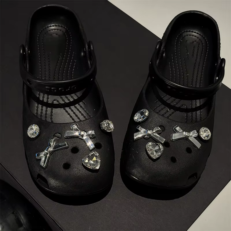 Décorations de chaussures en chaîne de perles et nœuds papillon mignons