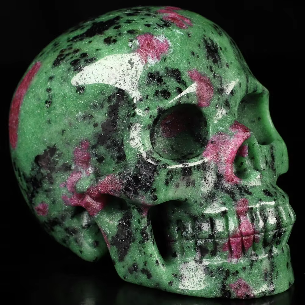 Une sculpture de crâne en épidote verte naturelle et en zoisite, une autre en zoisite rouge, toutes deux de style bohème.