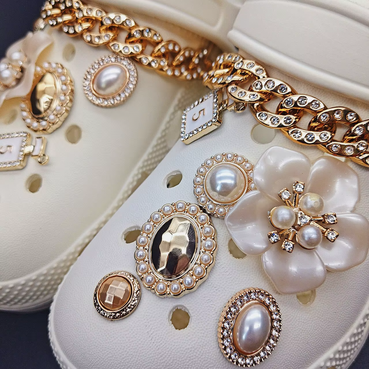 Breloques de chaussures dorées chics pour Crocs