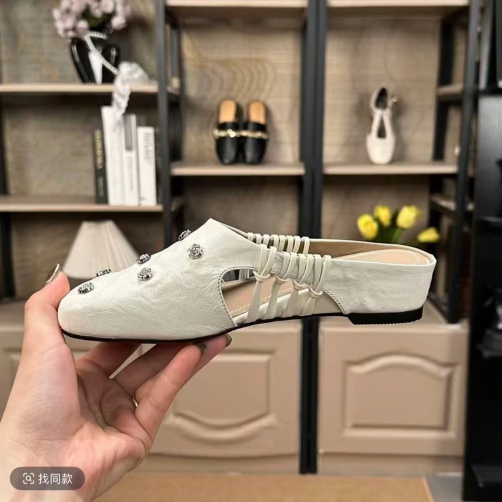 Mules en cuir cloutées pour femmes