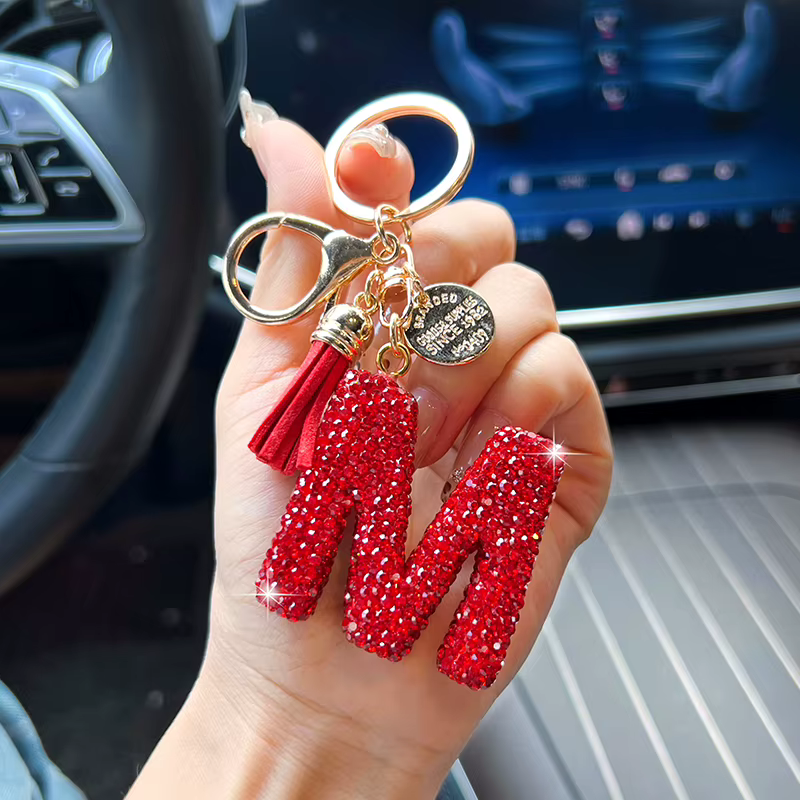 Porte-clés de voiture avec lettre anglaise rouge, délicat avec sac à diamants, pendentif, accessoire de porte-clés à pompon tendance