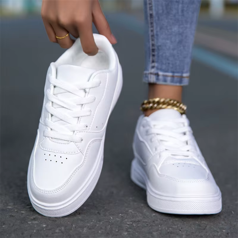 Baskets minimalistes blanches pour hommes et femmes