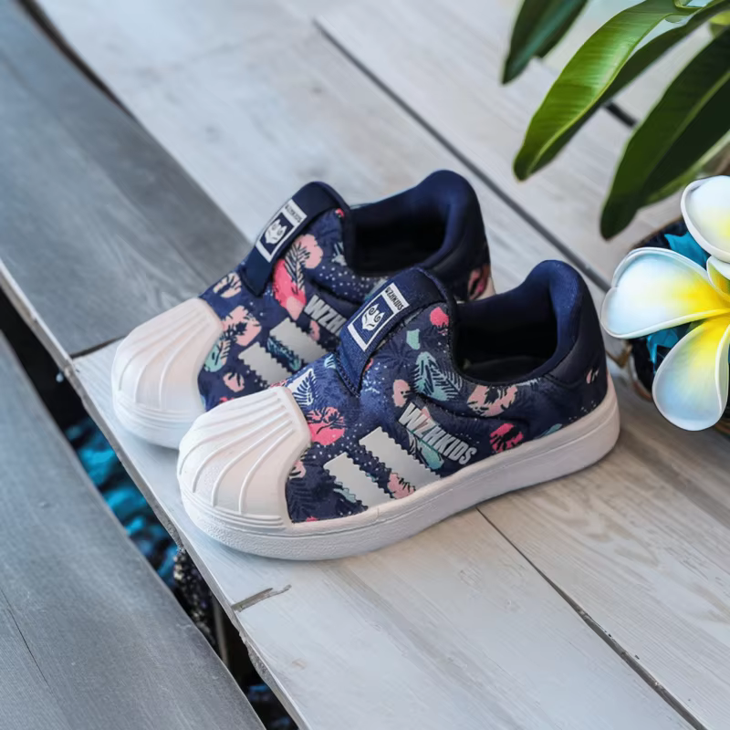 Une paire de chaussures de sport quatre saisons pour enfants