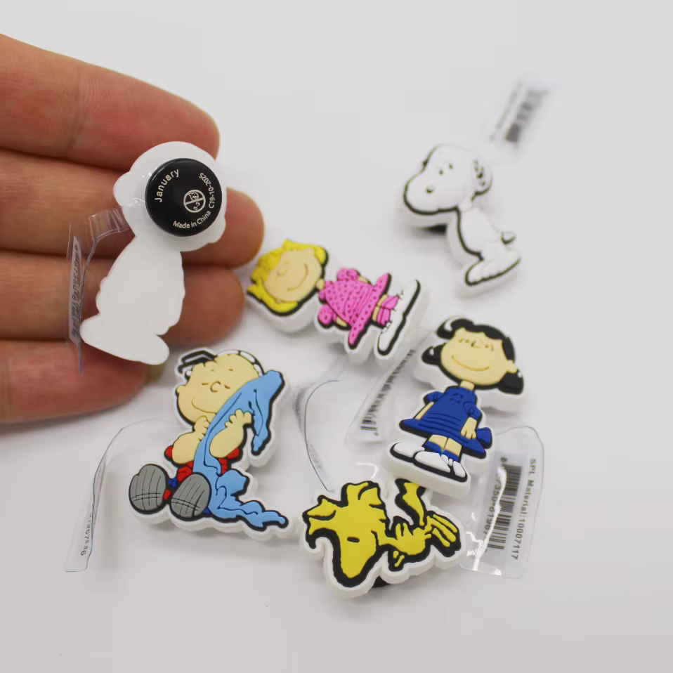 6 breloques pour chaussures Snoopy
