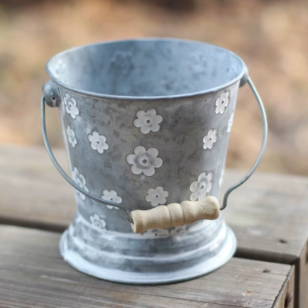 Jardinière en fer forgé de style rustique créatif, avec poignée en bois vintage, vase de ferme, texture martelée, pour bureau et patio