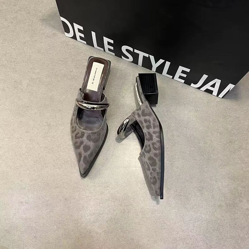 Mules d'été à bout couvert pour femmes, pantoufles à la mode, décoration en métal, chaussures coulissantes à talons épais, confortables, Style de rue