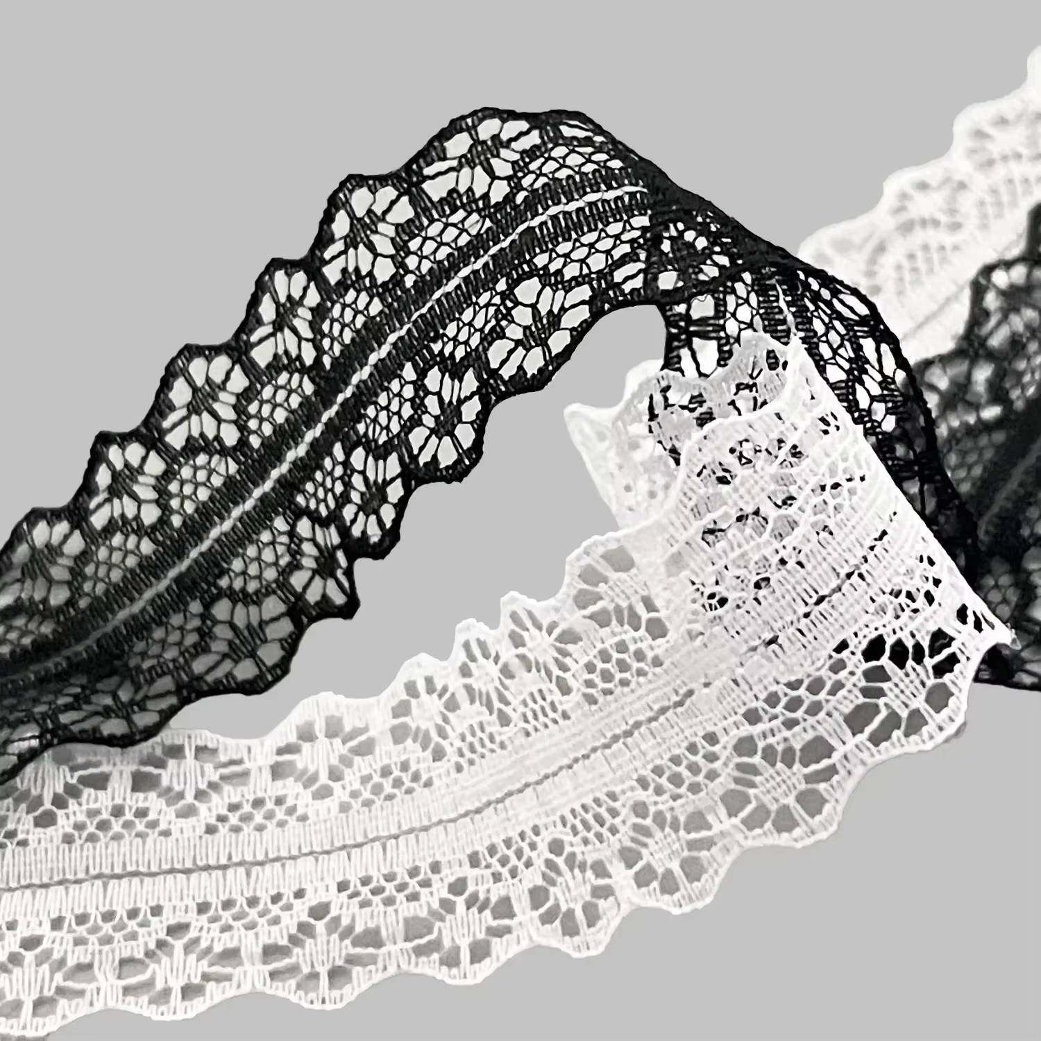 1 paire de lacets de chaussures noirs et blancs