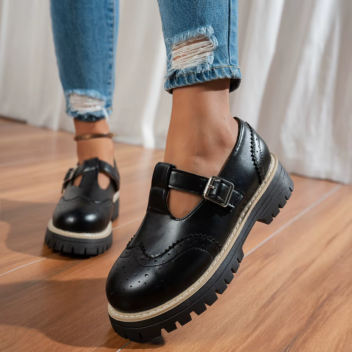 Chaussures plates noires à bride en T pour femmes
