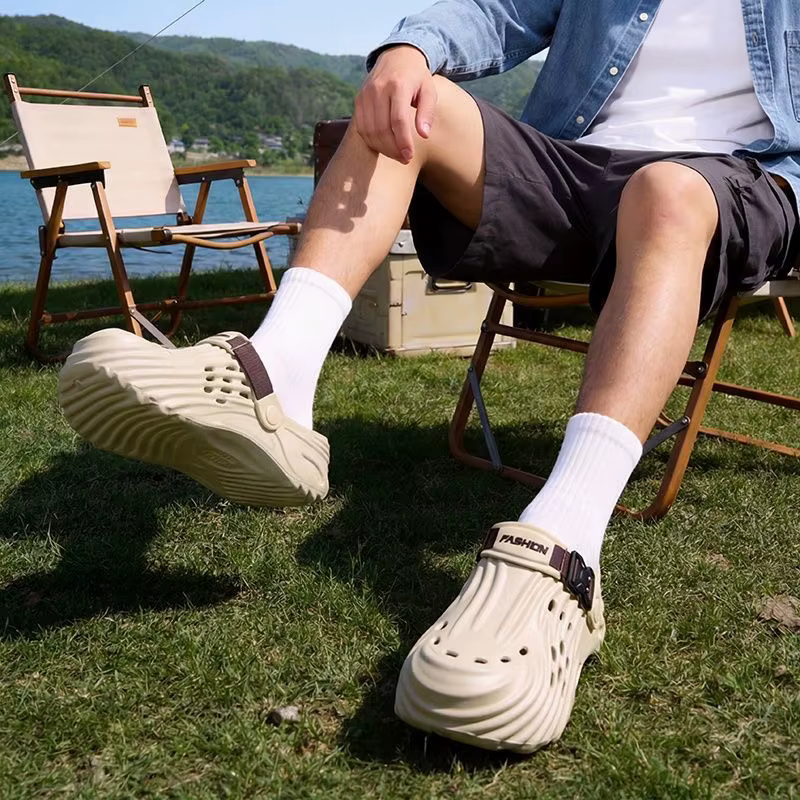 Chaussures noires tendance à trous pour hommes