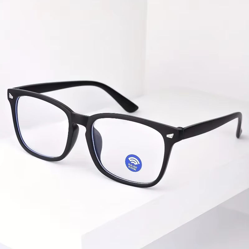 Une paire de lunettes à la mode pour femmes, adaptées aux vacances quotidiennes, vêtements et accessoires de vacances
