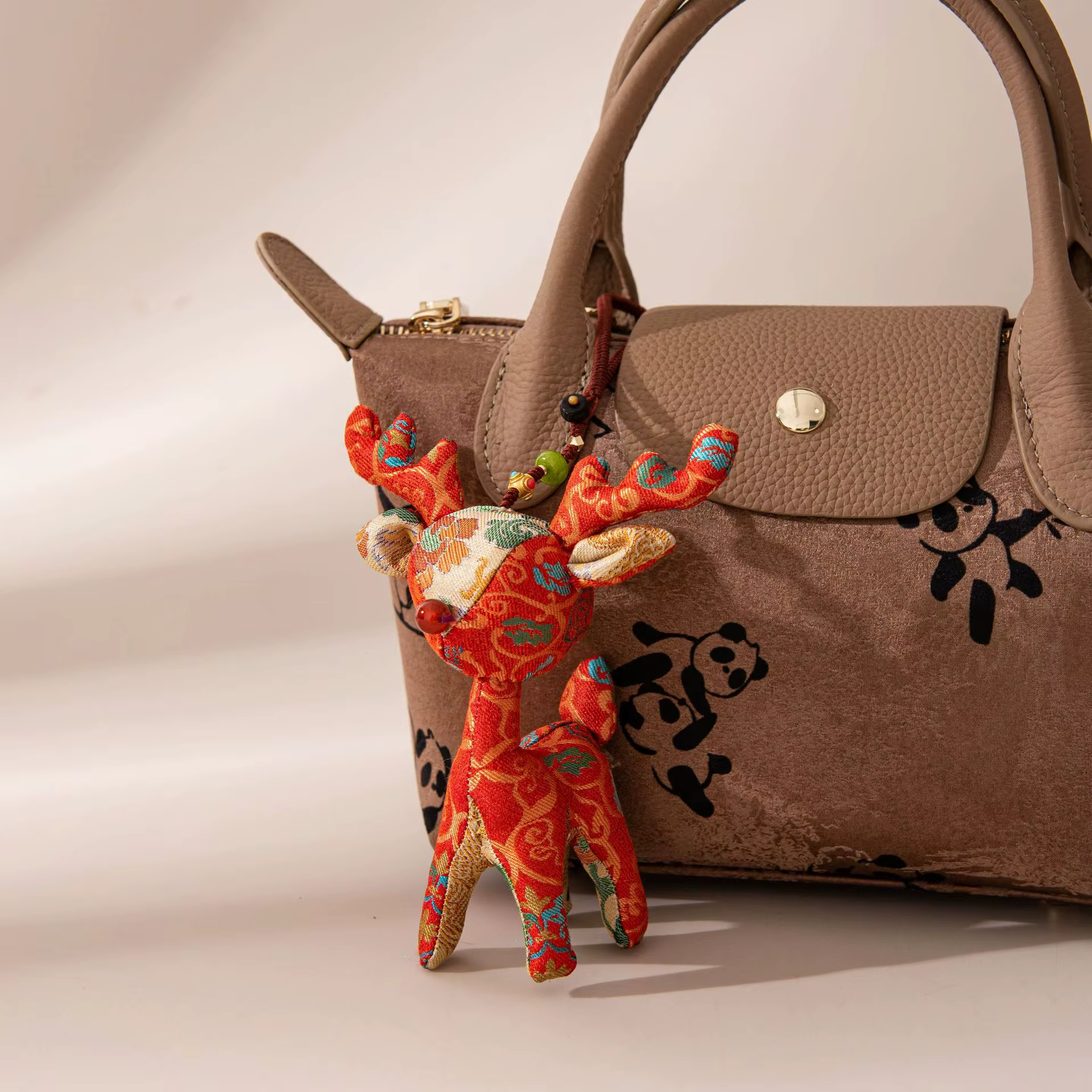 Pendentif créatif en soie faite à la main Red Deer, accessoire élégant pour sac, décoration de voiture, cadeau pour amis