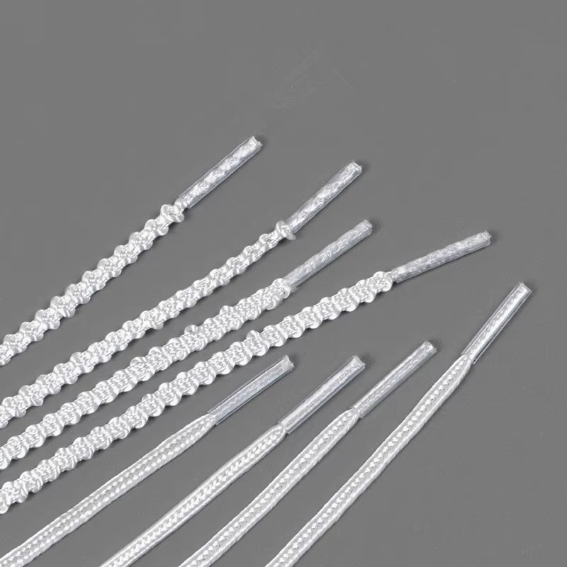 Une paire de lacets en dentelle argentée