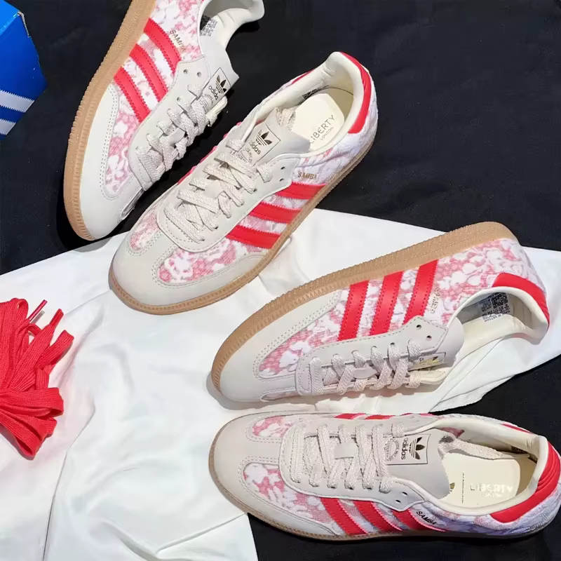 Adidas Trefoil Chaussures de sport vintage en toile à motif floral pour femme, 3 bandes, semelle extérieure en caoutchouc, chaussures décontractées de style urbain JR8841