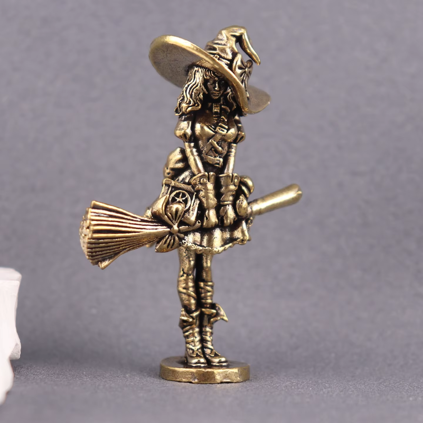 Figurine de sorcier pour la décoration intérieure, avec balai et baguette magique, objet décoratif artisanal pour la maison, le salon et le hall d'entrée